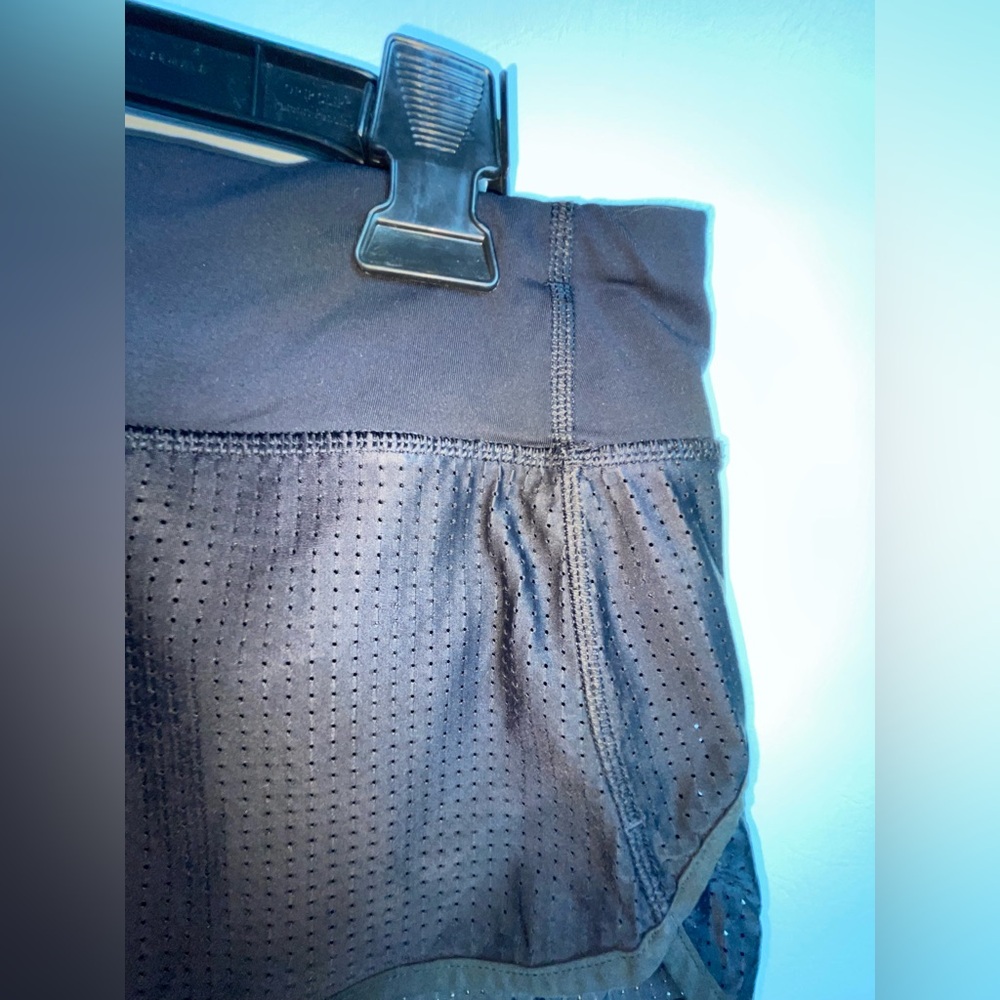 Lululemon Mesh Luxtreme 4-Way 2.5" Run Speed Shorts - Picture 5 of 10